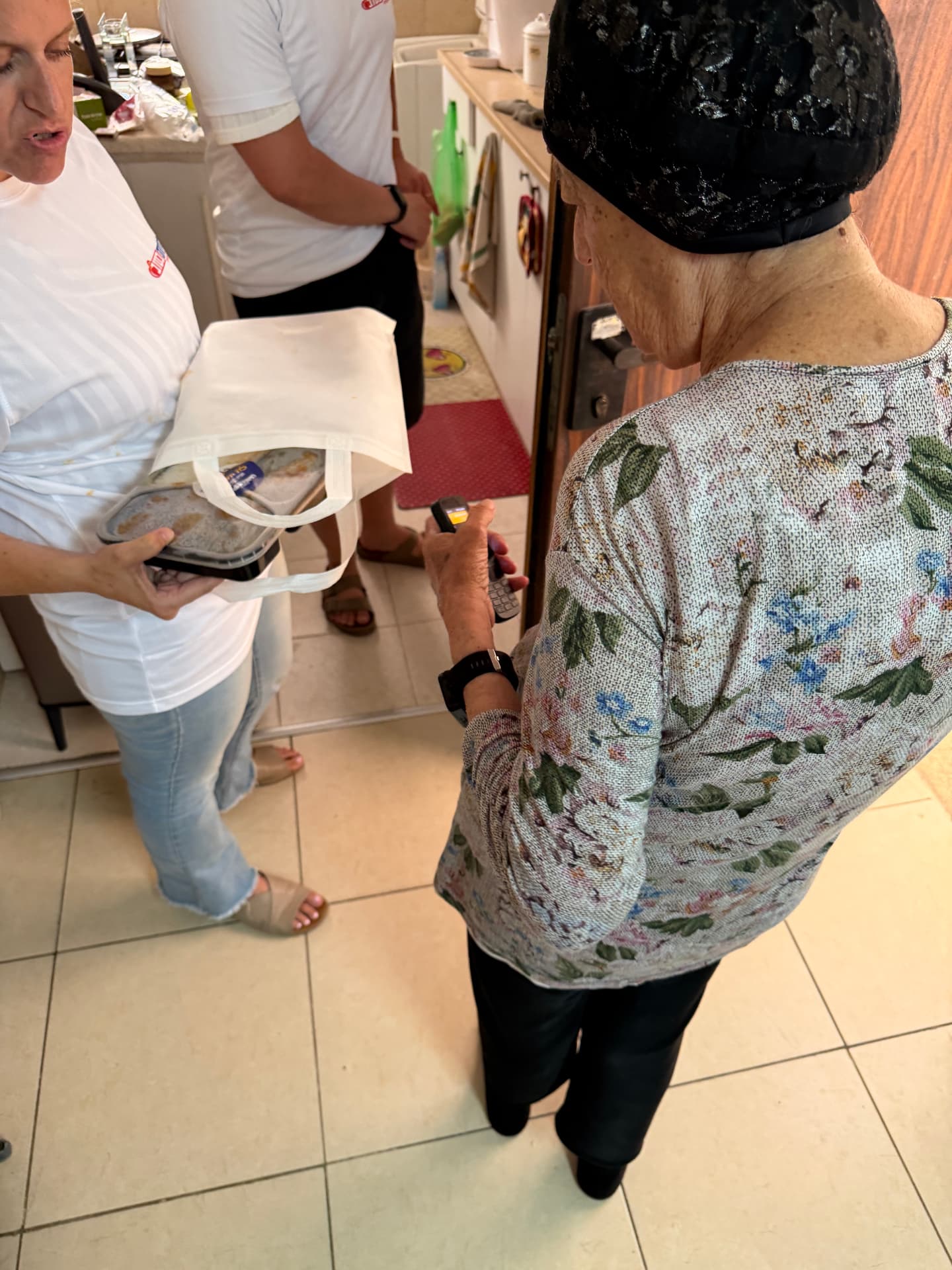 מתנדבי העמותה מחלקים ארוחות חמות - תמונה 2