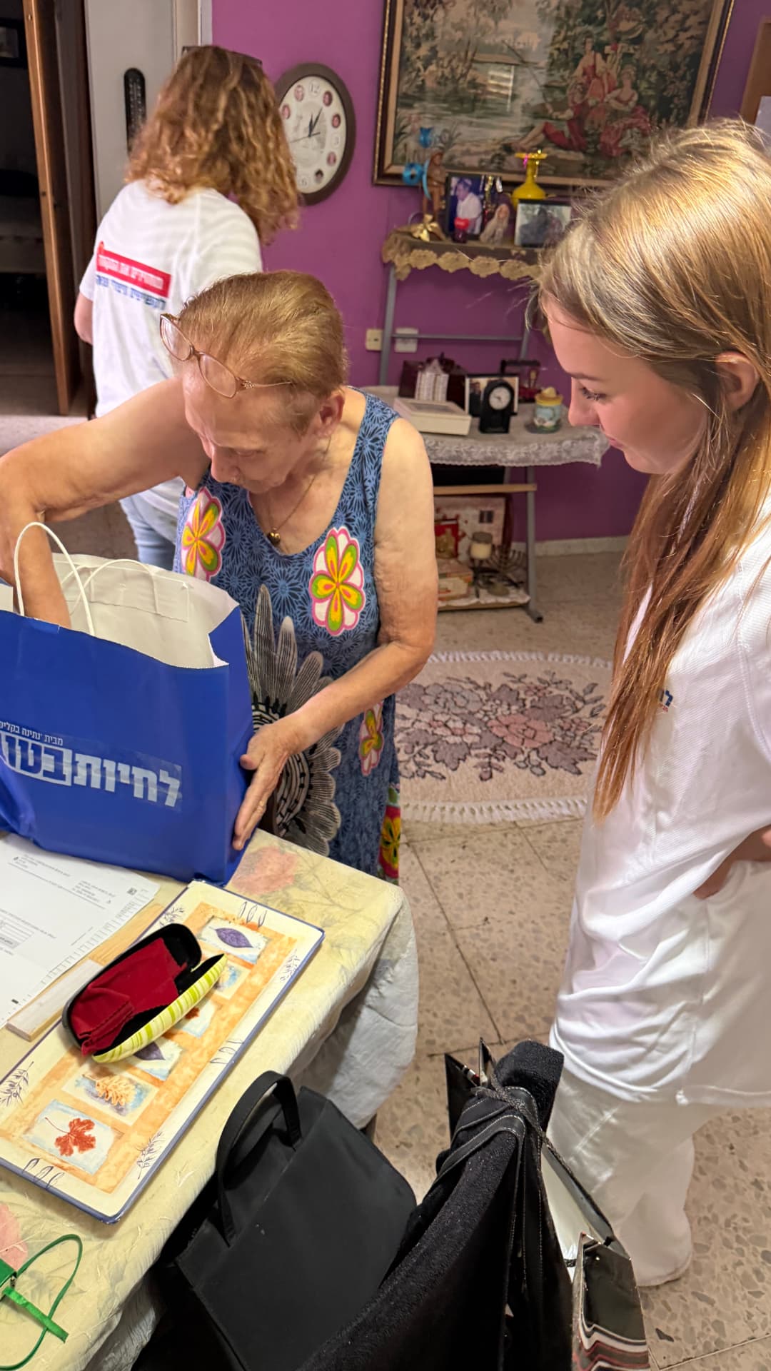 מתנדבי העמותה מחלקים ארוחות חמות - תמונה 8