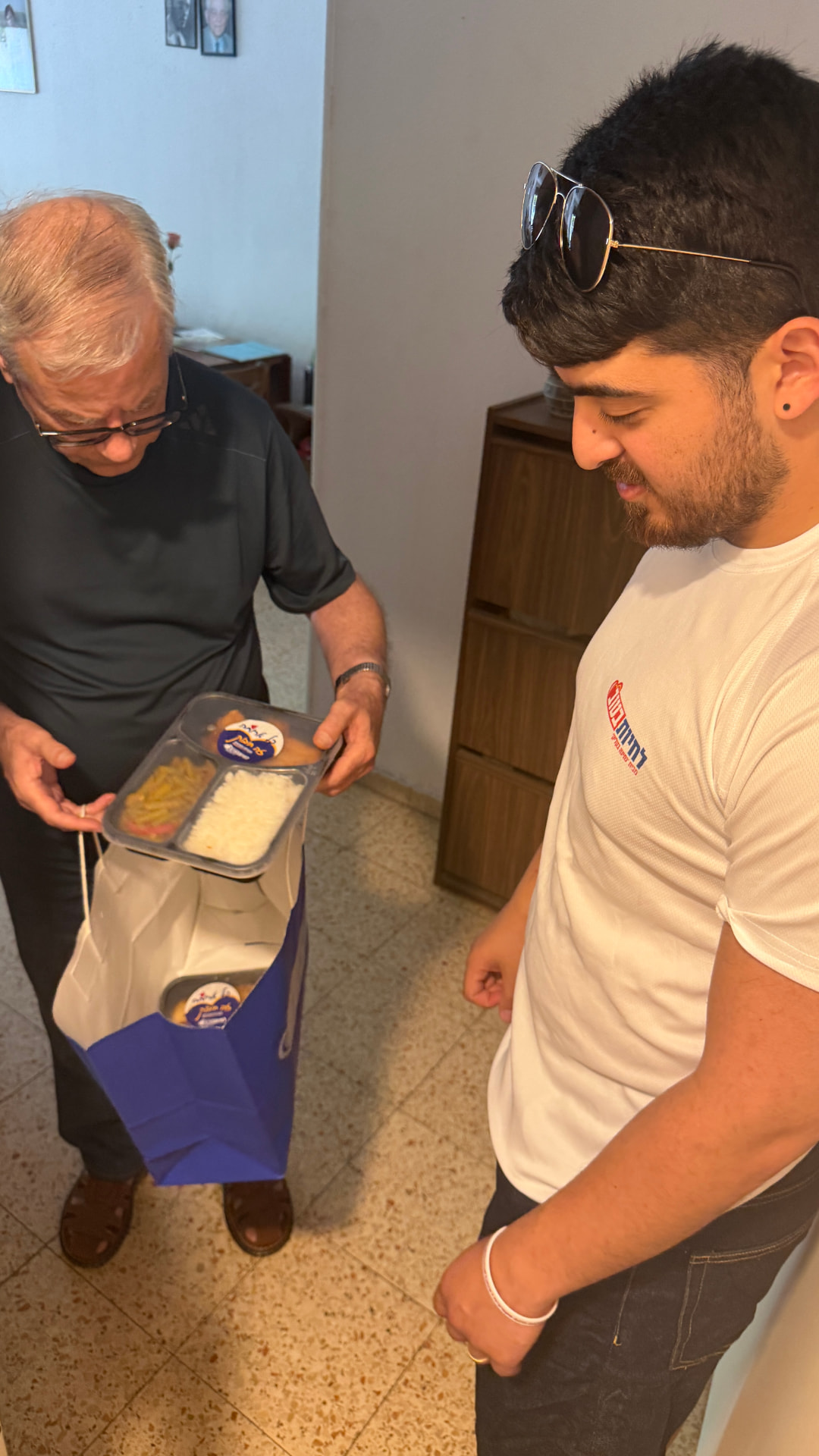 מתנדבי העמותה מחלקים ארוחות חמות - תמונה 5